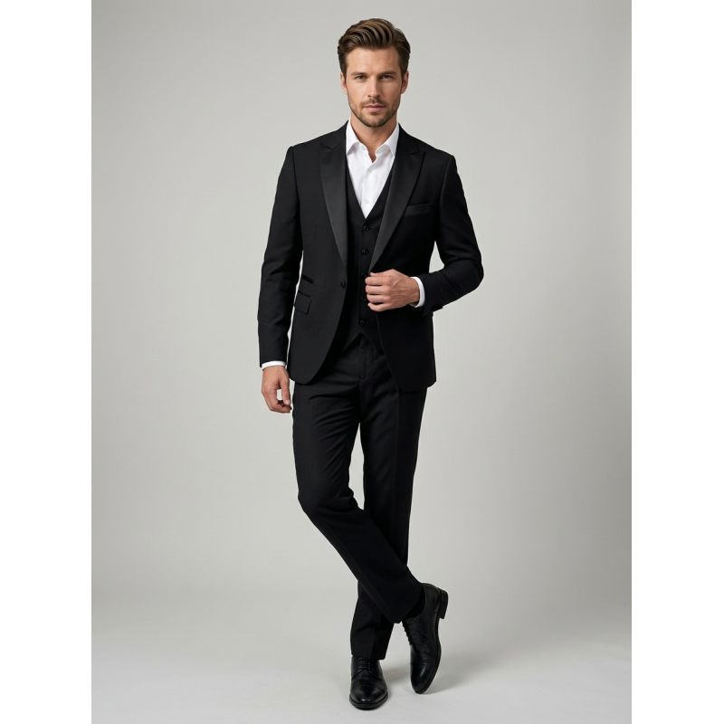 Elegantna moška tridelna smoking obleka 700/1 v slim fit kroju. Popolna izbira za poroke, gala dogodke in svečane priložnosti. Kakovost in stil – OKMAL.